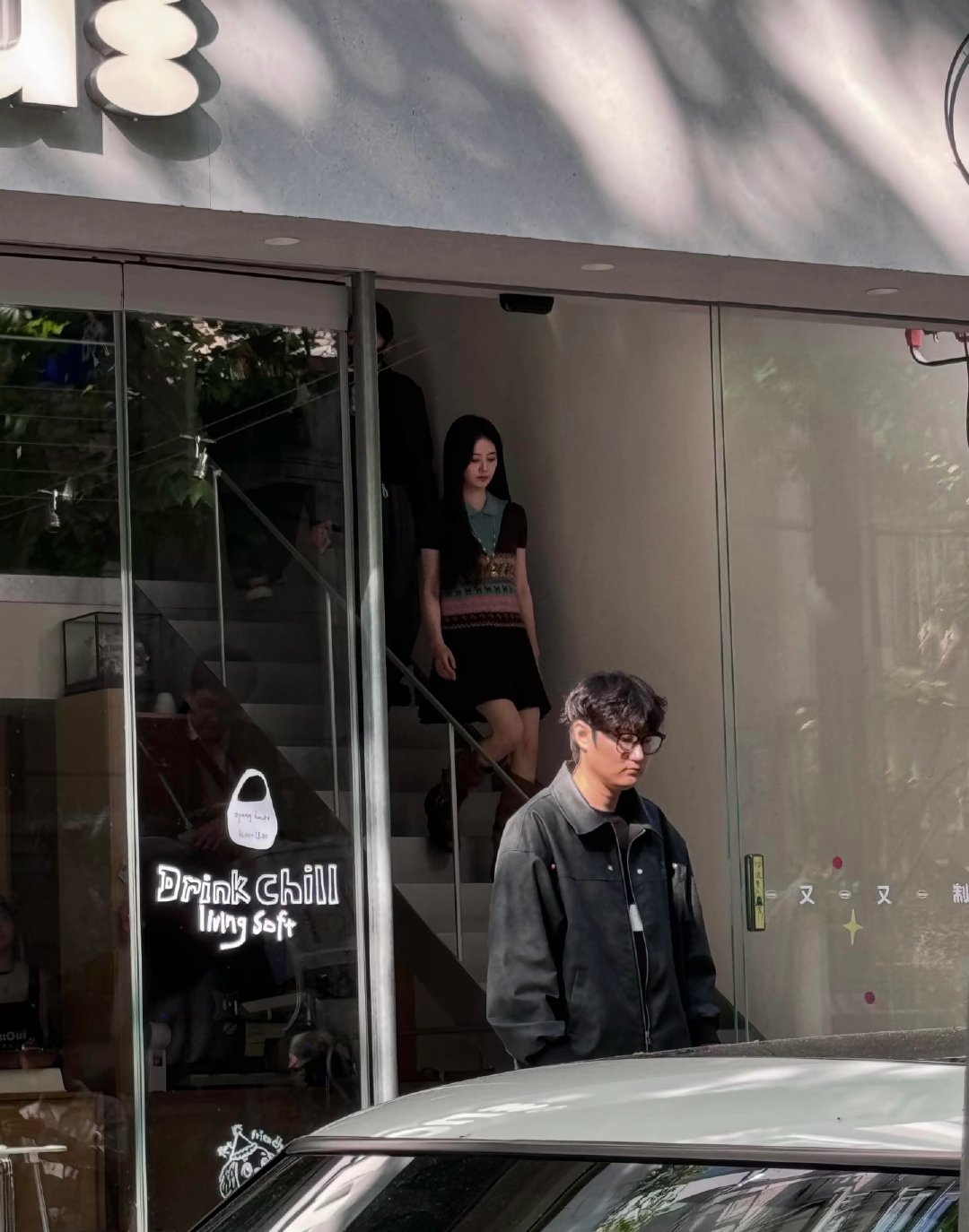 白鹿周翊然同拍MV路透白鹿周翊然拍MV路人视角 白鹿周翊然线下同框路透🈶这是在