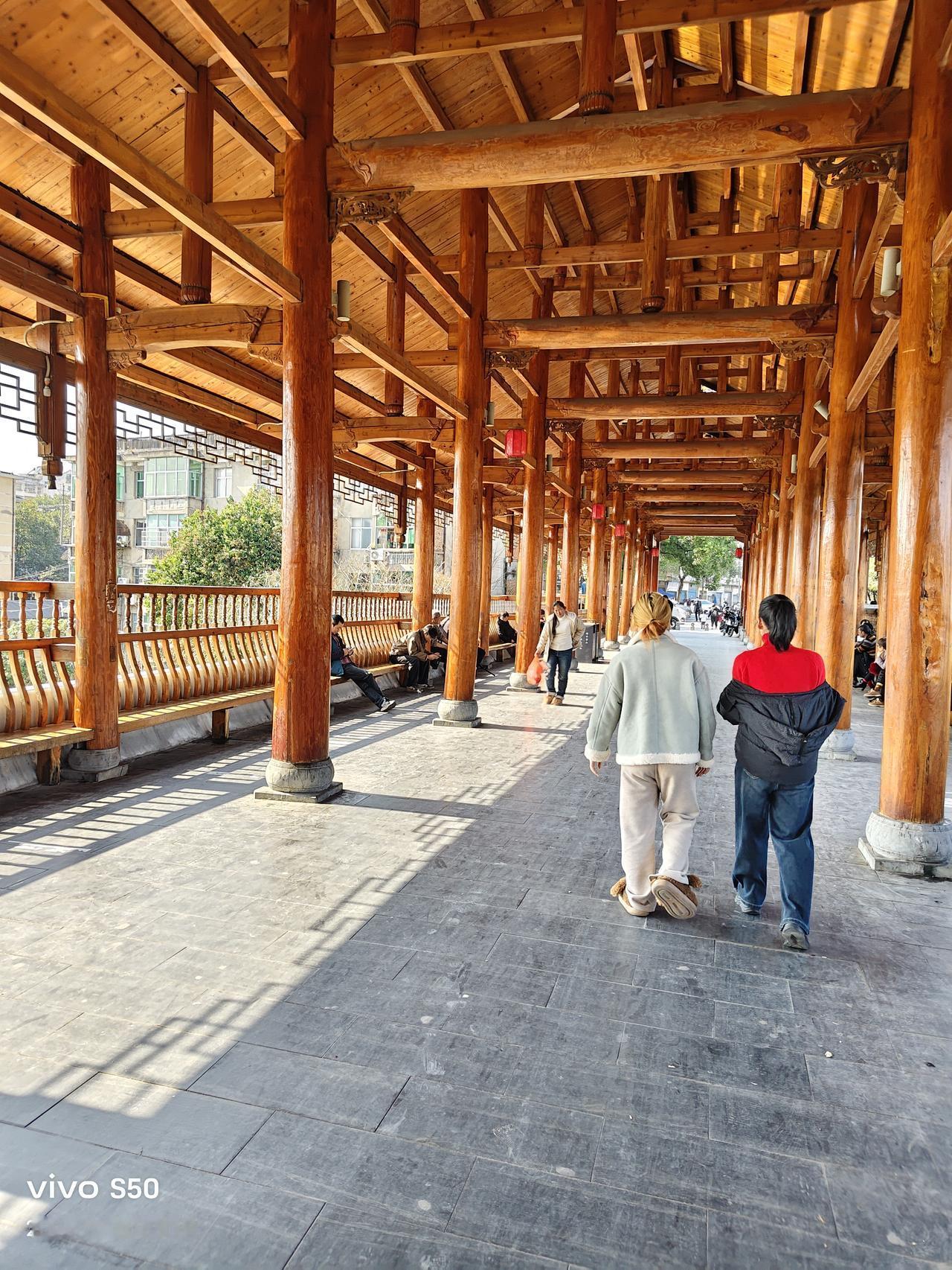 春日生活打卡季在春日里，走在充满少数民族风情的风雨桥上，感受少数民族的智慧！