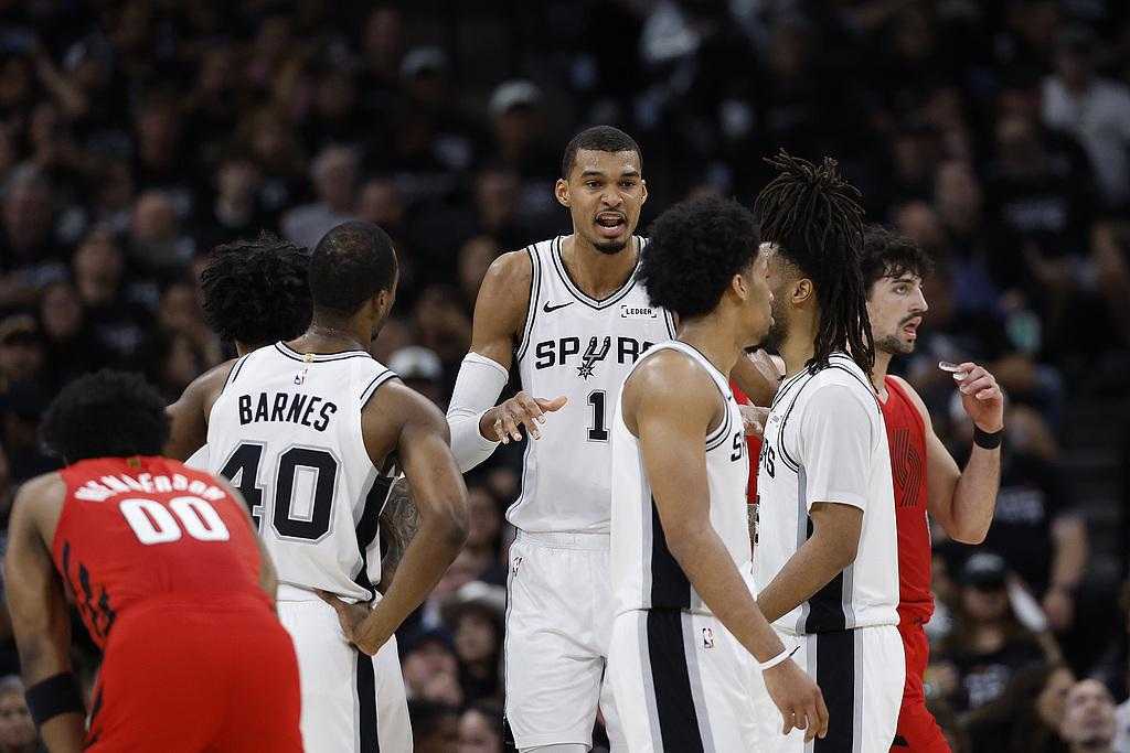 马刺4-1开拓者晋级 文班17+14+6帽福克斯爆发21+94月29日报道：NB