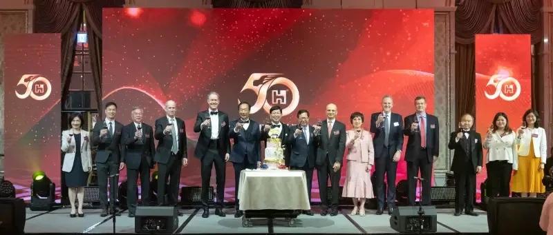 【鸿海50周年晚宴  商界重量级大咖只来了孙正义】

郭台铭旗下的鸿海昨20日晚