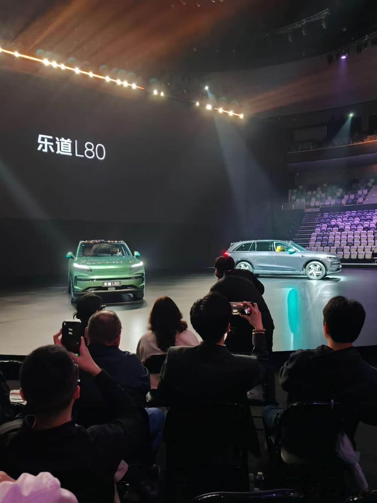 乐道L80这组空间数据好猛啊——前备舱240L、后备舱1200L、二排放倒260