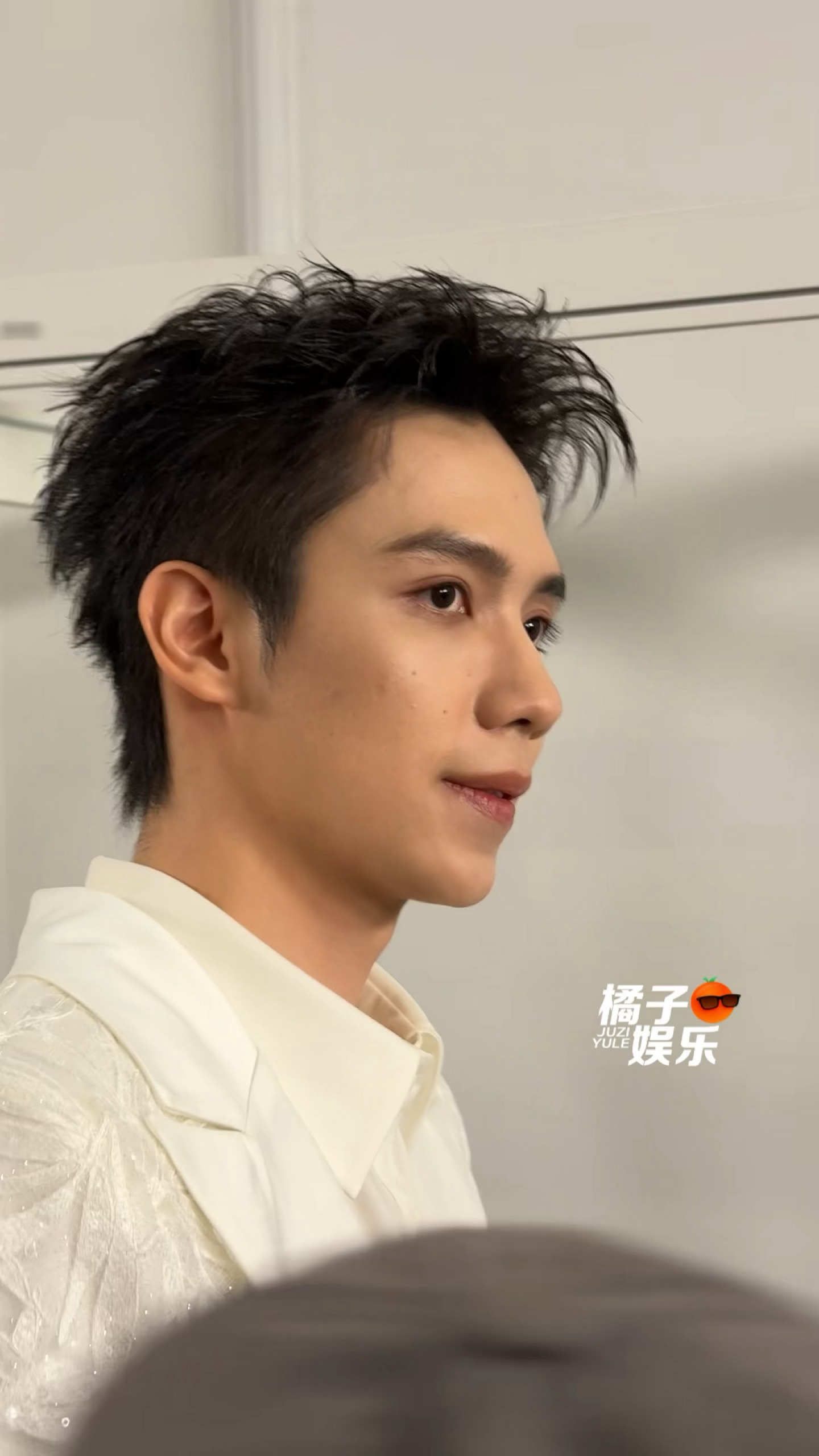 罗一舟就这样从我面前送着祝福走过……太近了🙊🙊🙊🙊🙊罗一舟就这样从我面