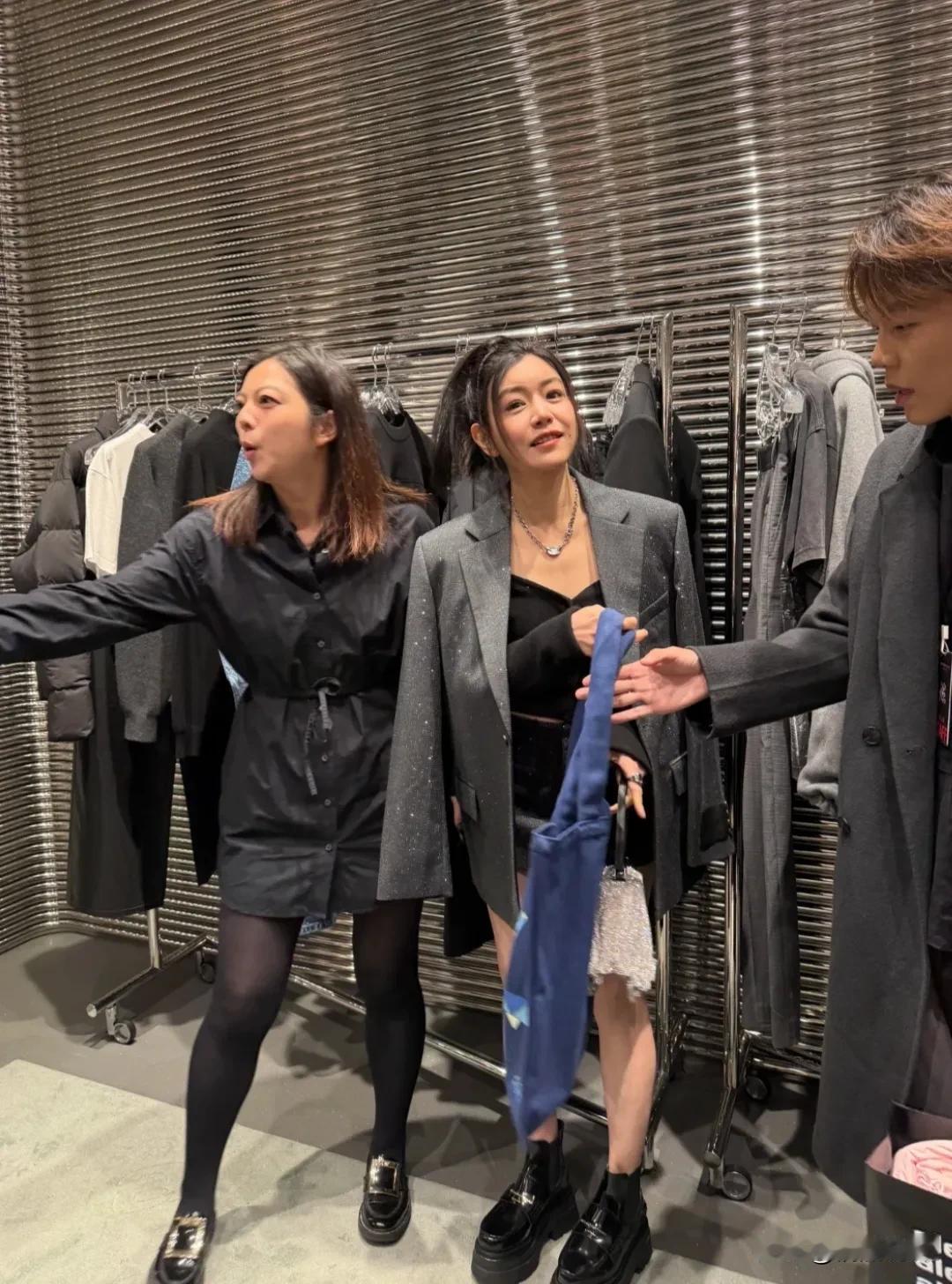 陈妍希离婚后真的是放飞了了哈，穿衣打扮完全不一样了！
42岁的陈妍希现身宁波出席