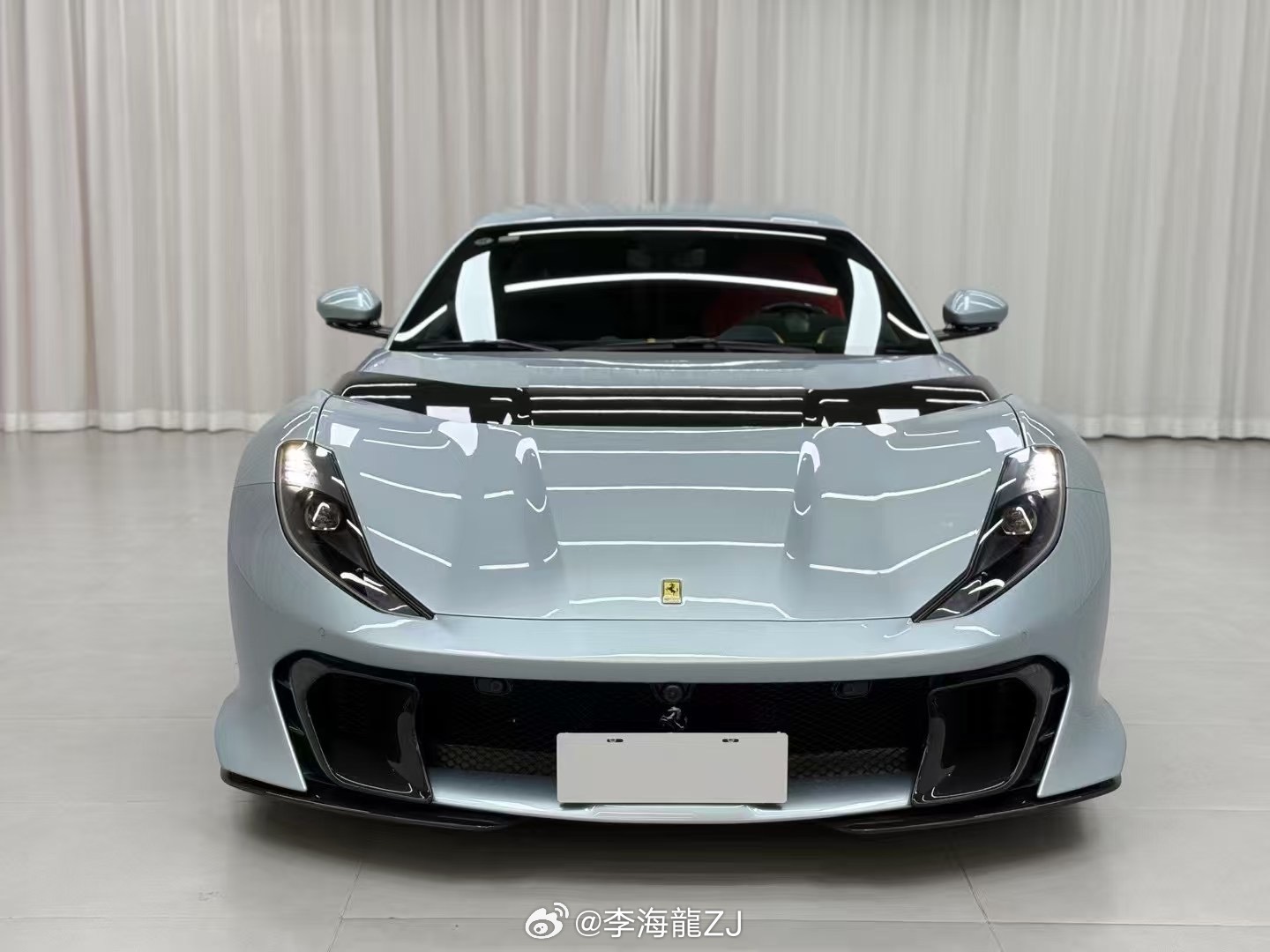 最新到店Ferrari 812 Competizione稀有冰川蓝，256km 