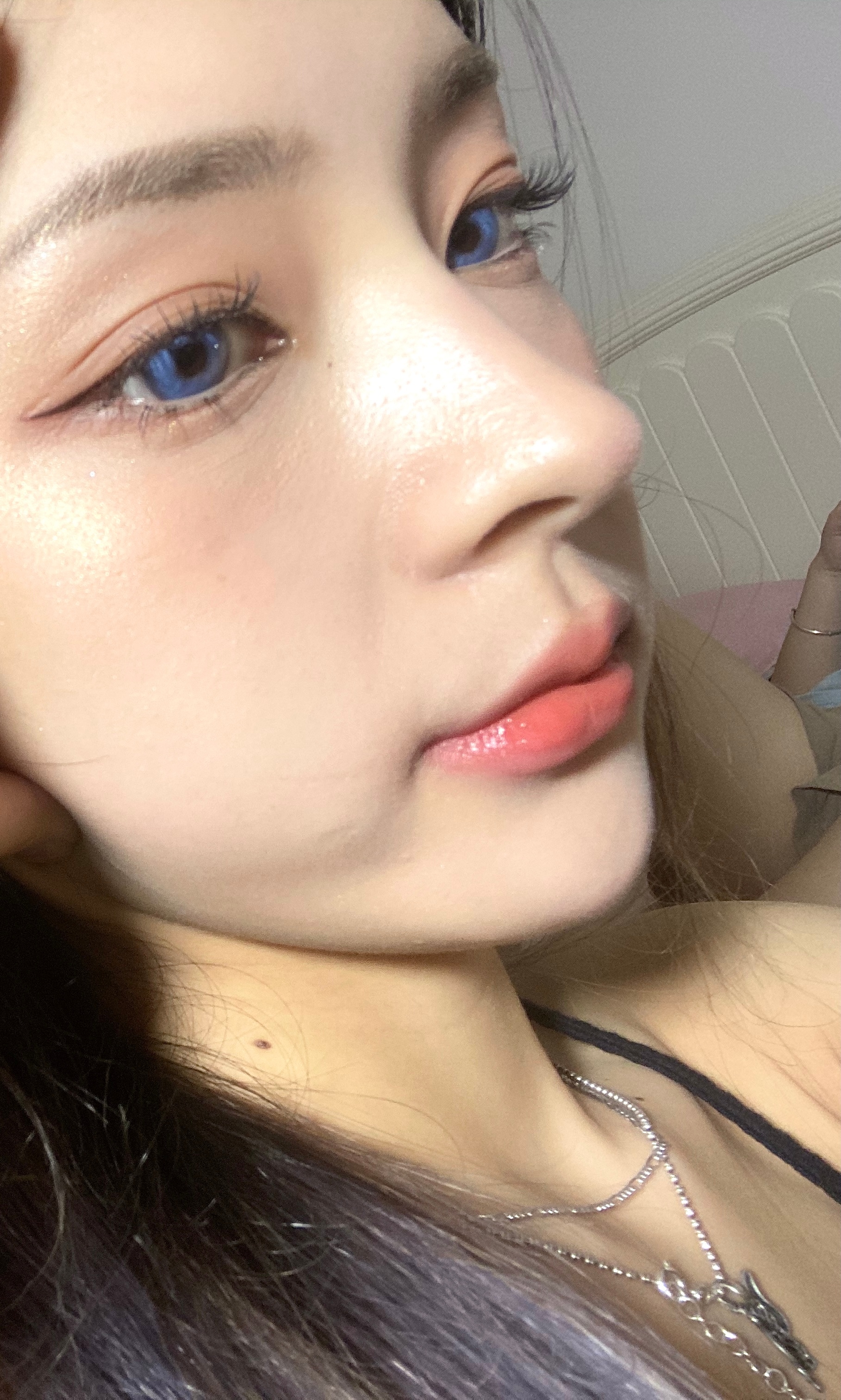 没有动过脸上任何地方，不管是医美还是针都没打过，如果看到用我照片打整形广告的麻烦