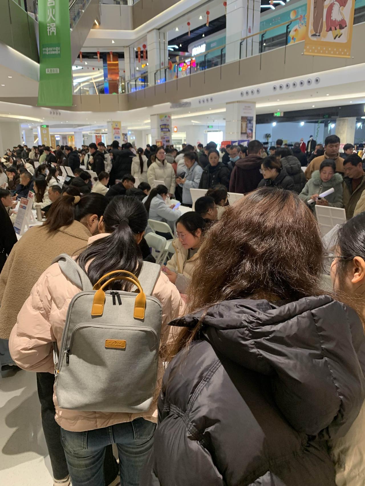 今天我们这里有招聘会，我也去看了一下，真切感受到什么叫人山人海。密密麻麻的求职者