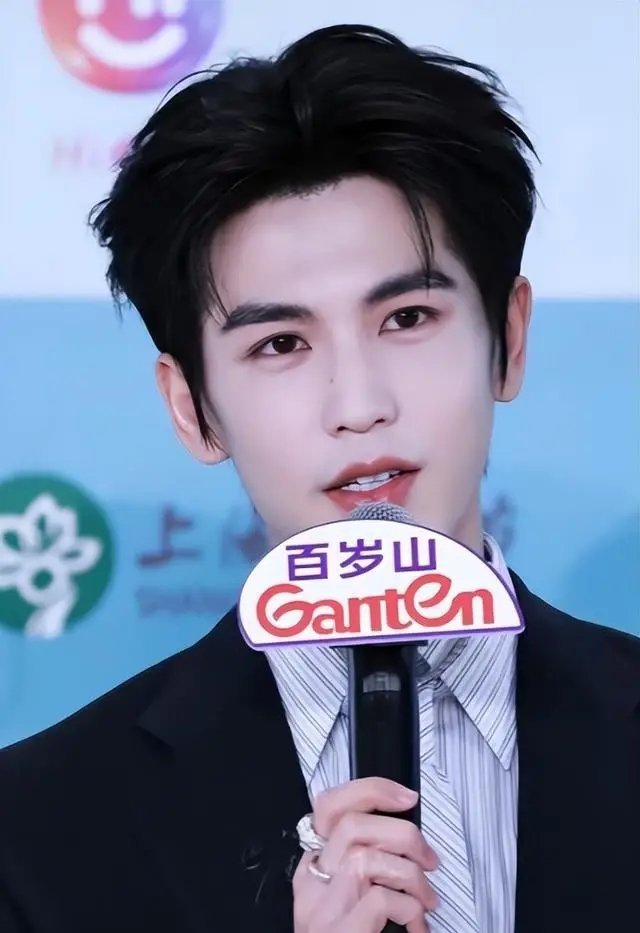 白玉兰红毯全员生图！赵雅芝干瘪，童瑶露副乳，张凌赫颜值惊艳 