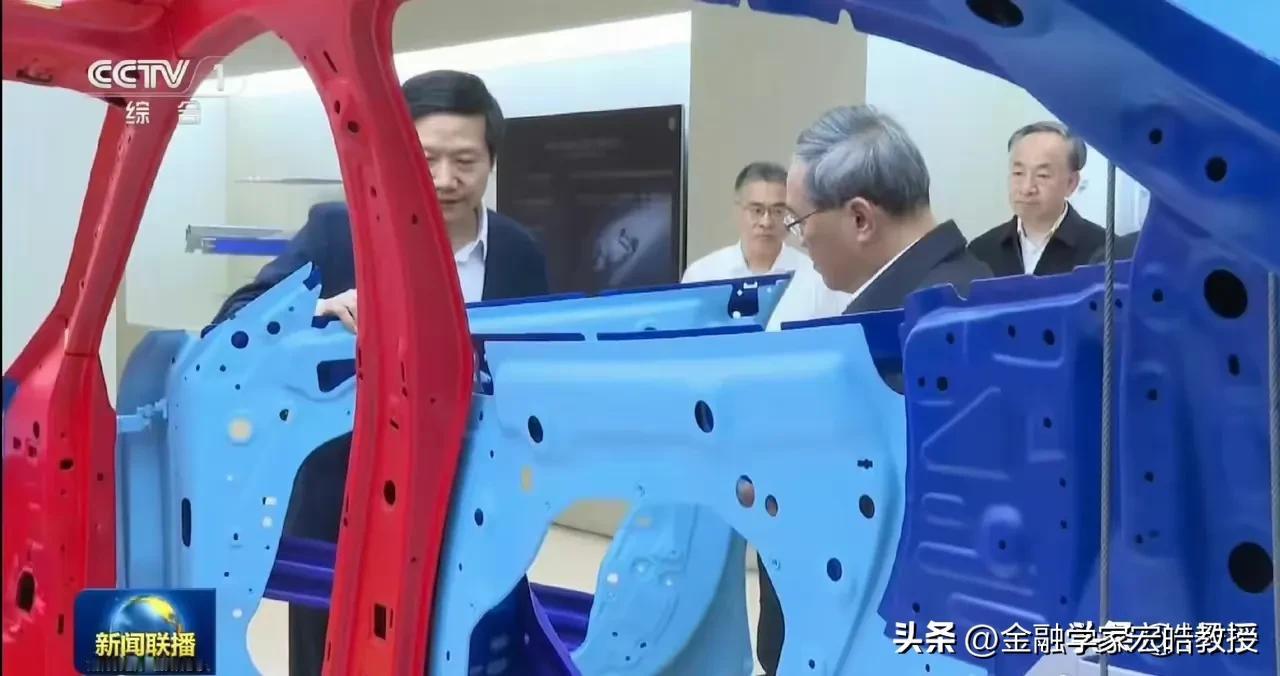 雷军这段时间太忙了，曝光率相当高，连登中美欢迎晚宴与新闻联播，小米为何成了中外政