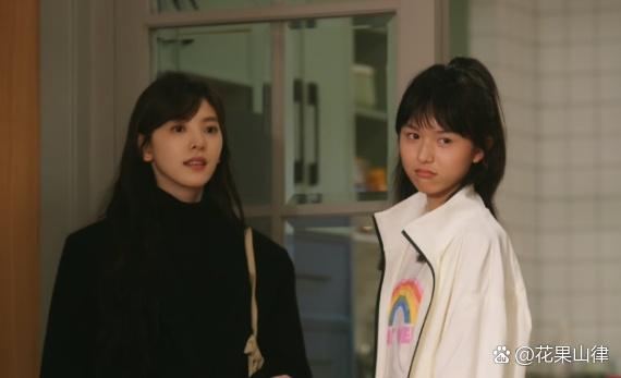 刘楚恬的长相真的很抗老，脸型慢慢变长，五官却还停留在最美的童年时期。 