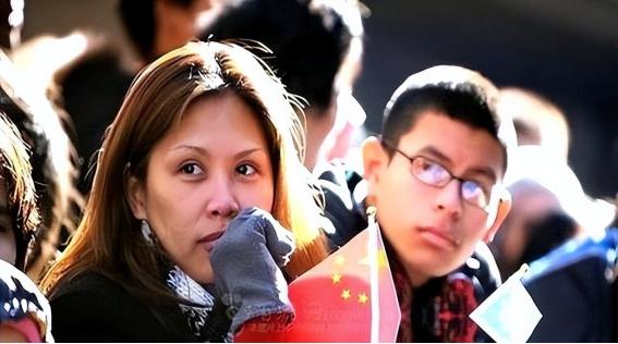一位美籍华人曾经表示：“中国人不要太自大，美国之所以去工业化，是因为钢铁、机电、