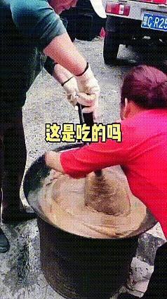 中午经过一处维修点，楼面挂着的铁件卡住了，风一吹像要掉不掉。
人群嘀咕着风险和流