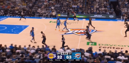 湖人队进攻比开局时候好些，但是防守是一点防不了雷霆，感觉雷霆很轻松。湖人vs雷霆