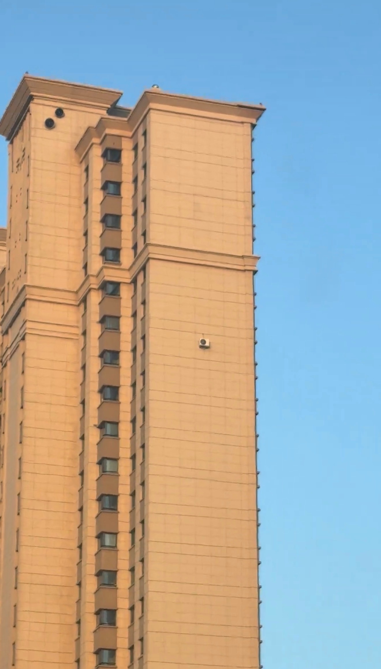 空调安装那天，场面应该比较恢宏。 
