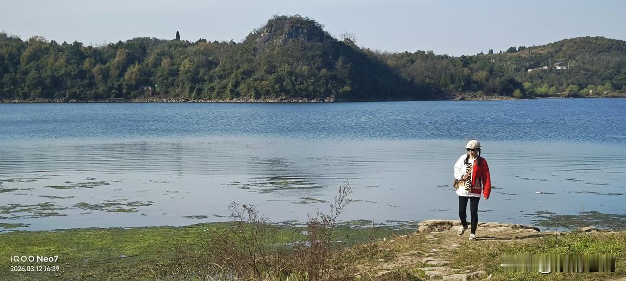 湖水蓝得像块碎镜子，山风裹着草木香往怀里钻。
有人在岸边慢悠悠钓鱼，有人踩着石头