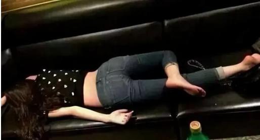 罗某某，一家KTV的小公司老板，在当晚喝酒时对服务员小雯（化名）产生了好感，出手