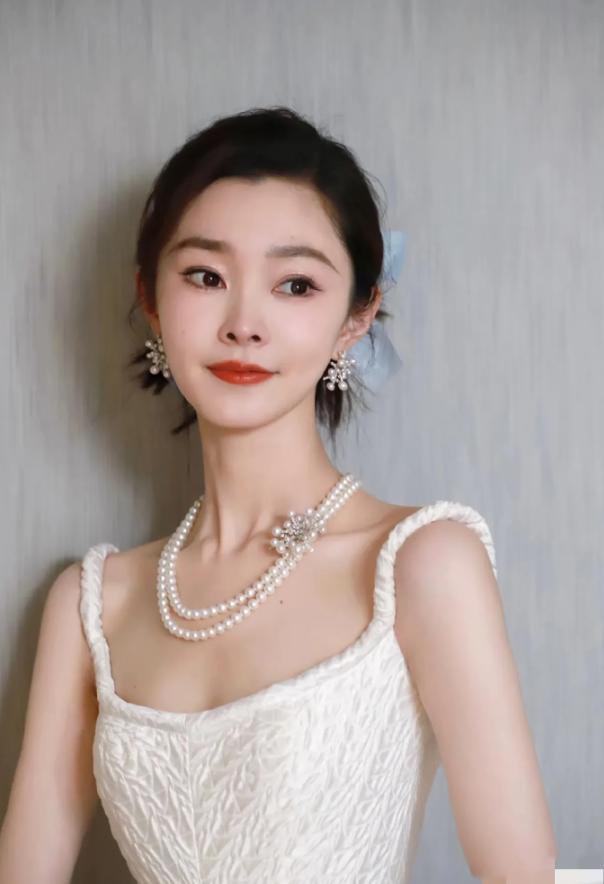 宋轶为什么一直火不起来

原因非常简单

不是她不漂亮，也不是她没有演技，主要是