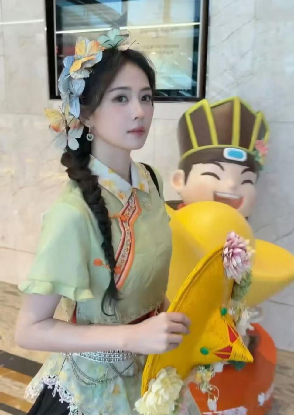 奔跑吧14今晚雷霆开播跑男女嘉宾簪花路透鹿鹿奔跑吧簪花路透好灵动温柔！温婉盘花气