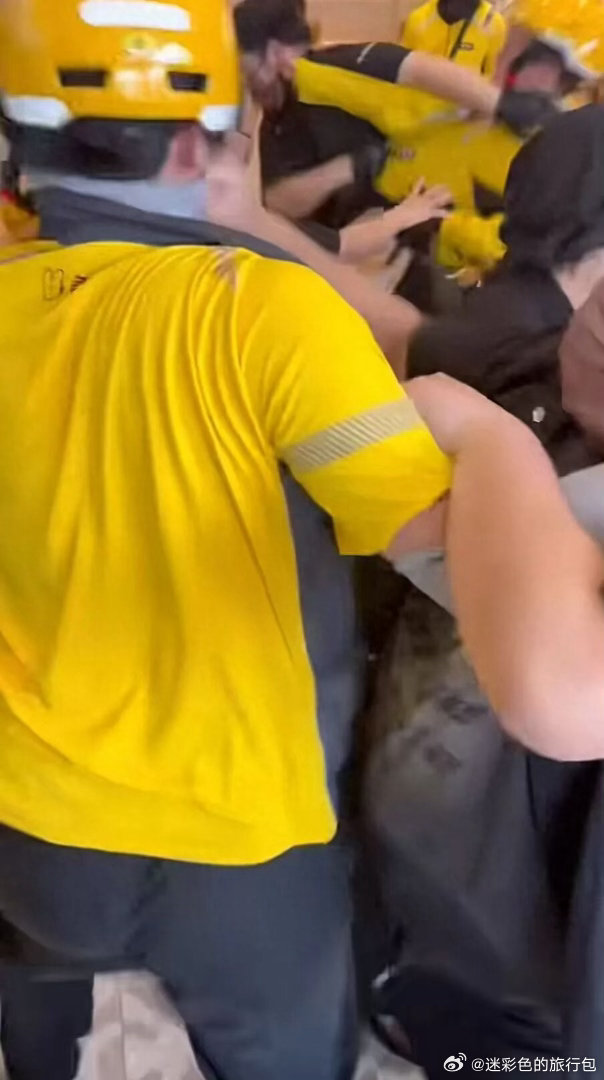 立秋奶茶爆单店员和骑手打起来了 一场“秋天第一杯奶茶”的营销热潮，在河南门店酿成