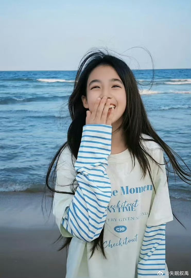 小泡芙颜值时间也太快了吧，转眼都长成亭亭玉立的少女了，但这治愈系笑容一点都没变，
