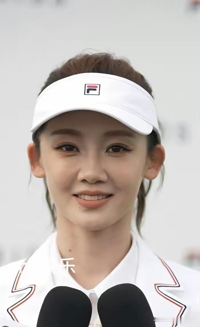 方媛：苗苗，咱俩都仨娃了，你这生图怎么还这么扛打？

苗苗：我哪扛打，就是不爱发