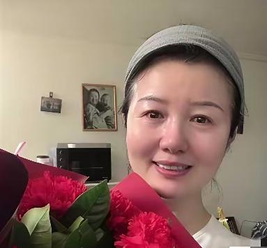 59岁郑卫莉活成人间清醒！定居武汉日子过得安逸自在。[震惊][赞]
日常素颜推着