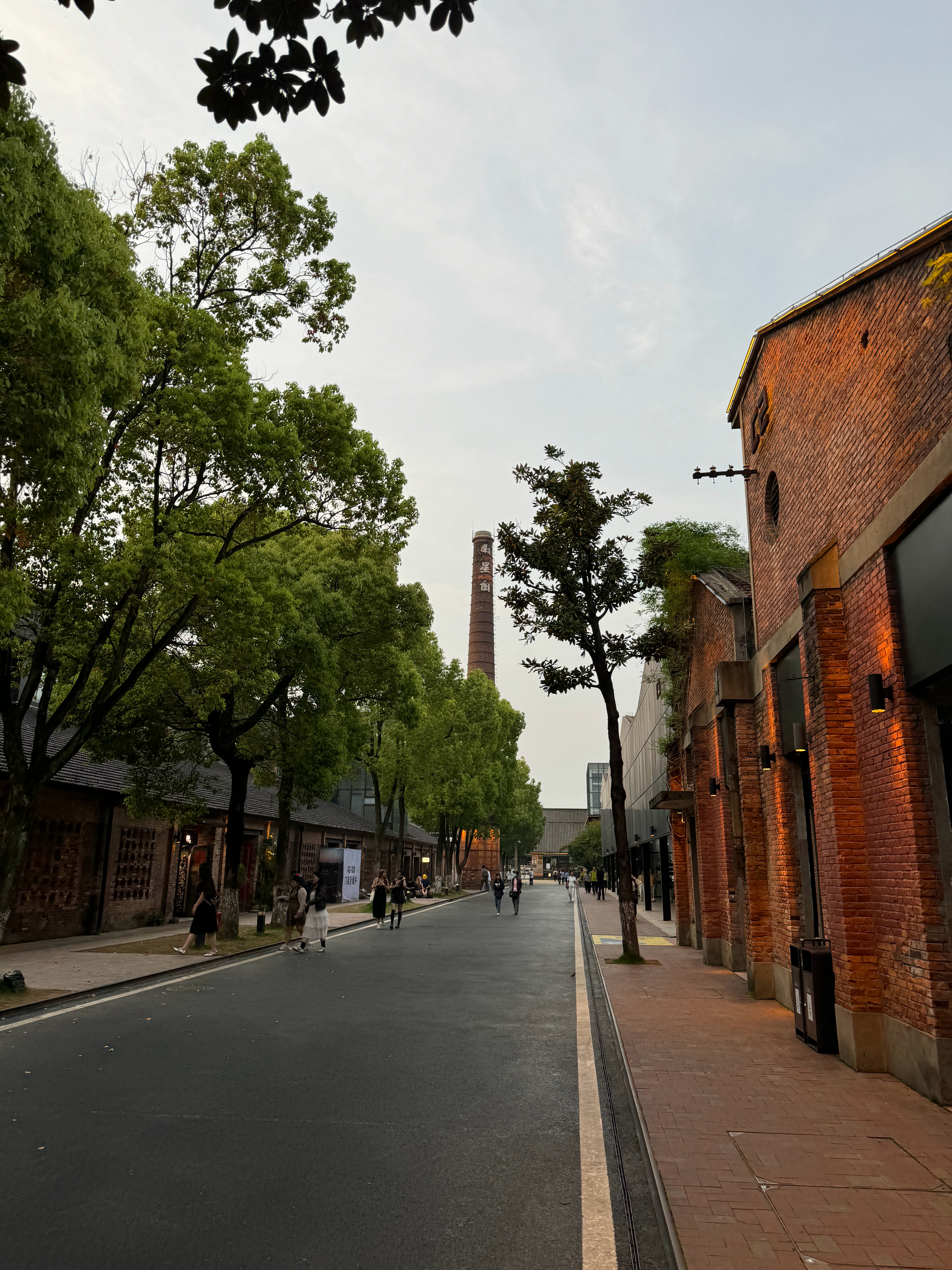 景区同质化为何越来越严重现在好多地方景点长得都差不多，仿古一条街到处都是。挑人少