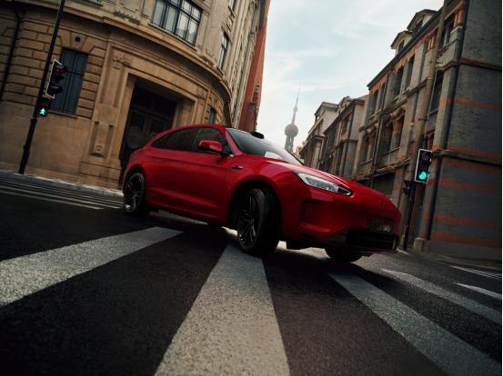 看到刚开售的问界新M5 Ultra跃影红车色，我觉得我人生首车就它了，它的车色、