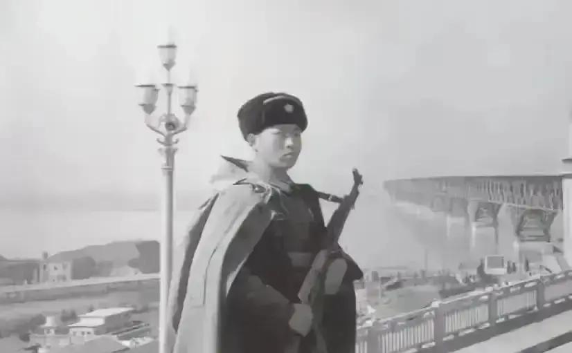 1971年的冬天，南京长江大桥。

大雪纷飞，气温跌破零下。一个士兵穿着薄薄的军