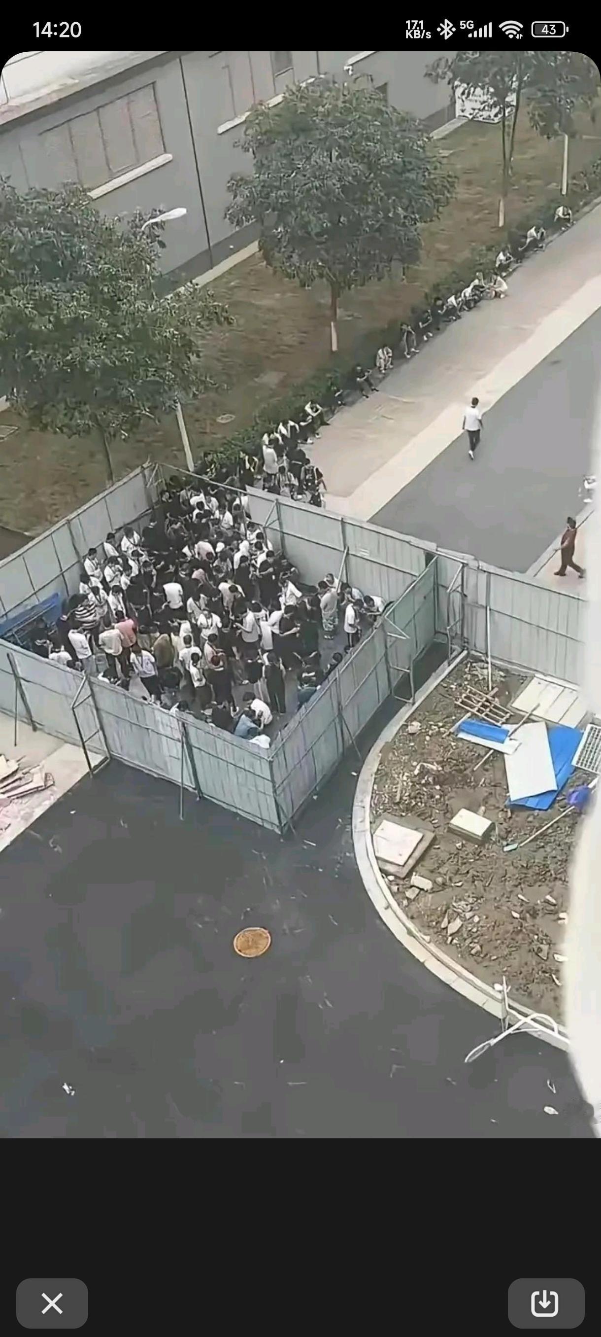 看到那场景我真是无语了。一大群人挤在小小的抽烟区吞云吐雾，空气里全是刺鼻的烟味，