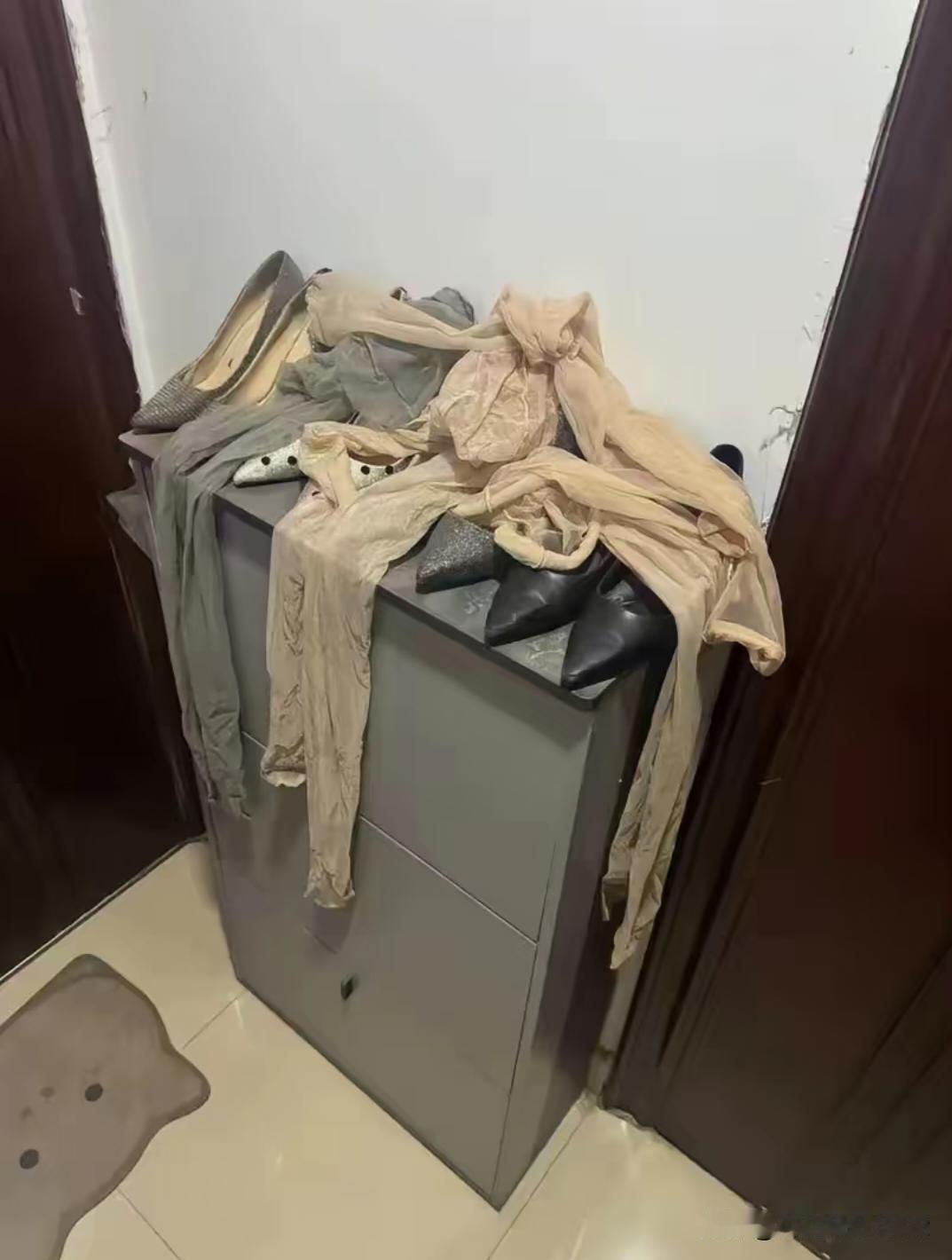 小区楼道里那位女户主，
每天回家非得站在门口脱打底裤和丝袜，还顺手往鞋柜上一搭，