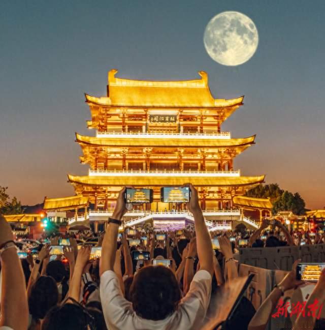 十三连休来了！游客狂欢、景区犯愁，谁在为超长假期买单？