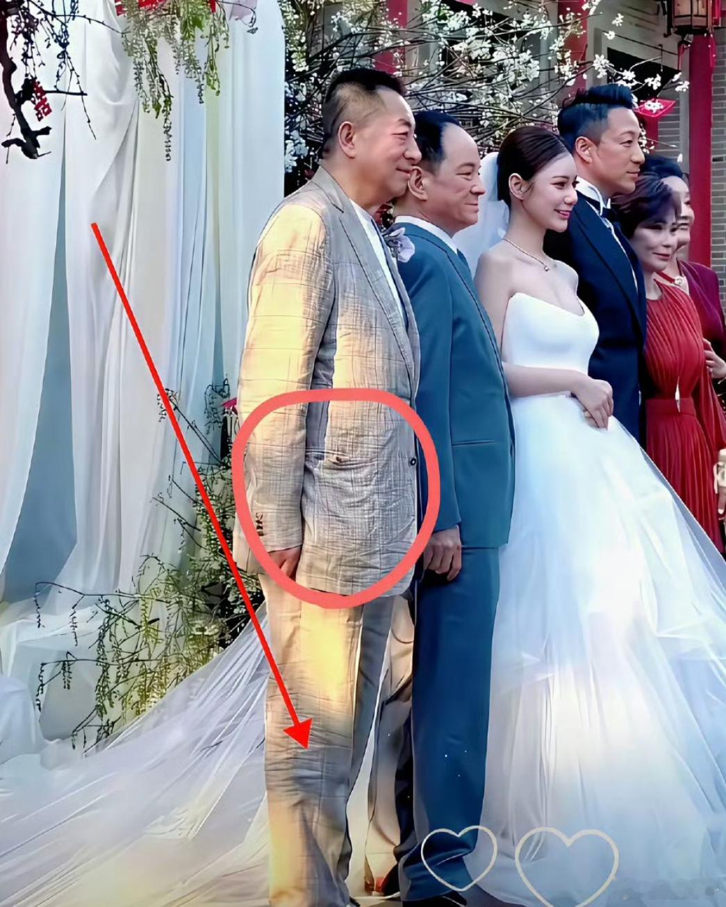 汪小菲婚礼没给汪大爷整身好衣服，这么皱皱巴巴的，看马筱梅爸爸的西装多板正！ ​​