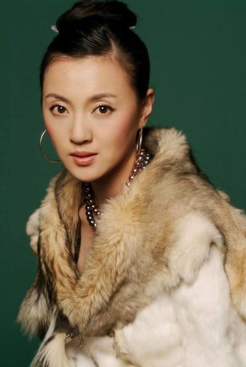演员，金玉婷说，当年考上戏，不准化妆，我亲眼看见，一个男生涂涂抹抹，老师进来一看