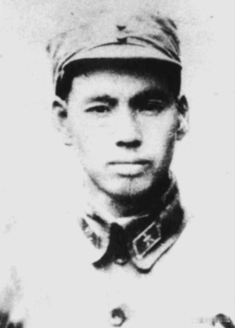 1962年，南京军区司令许世友会后，前去餐厅用餐。他望见1位老战友坐在角落里，低