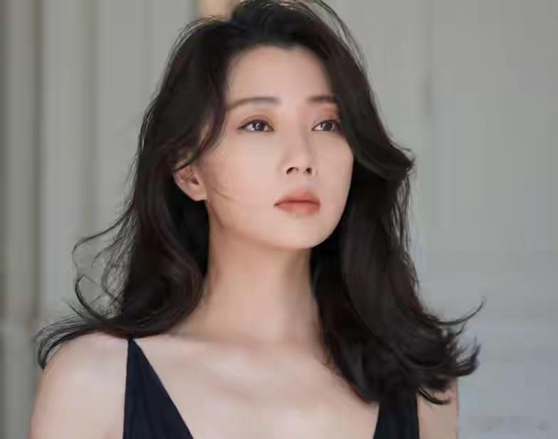 她是演员中的女富豪，多辆豪车轮流开，现在45岁却活得像20岁 