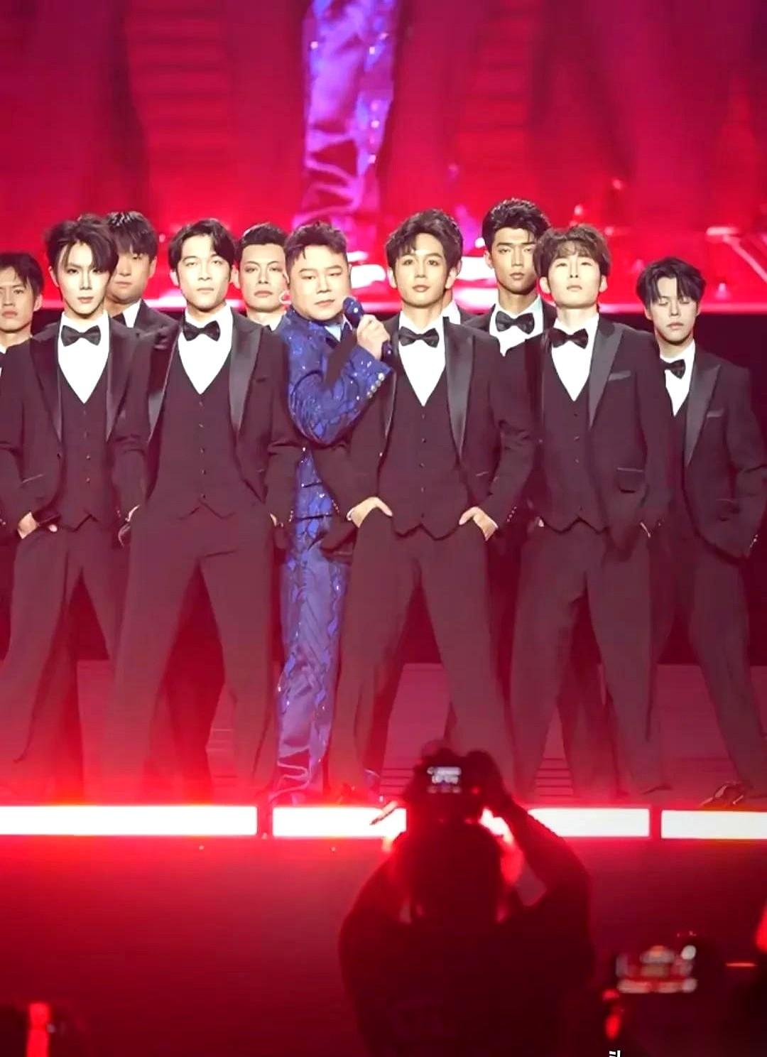 别再笑岳云鹏胖了。
真的，我劝你别笑了。
刷到他演唱会的图，我的妈呀，那身板，那