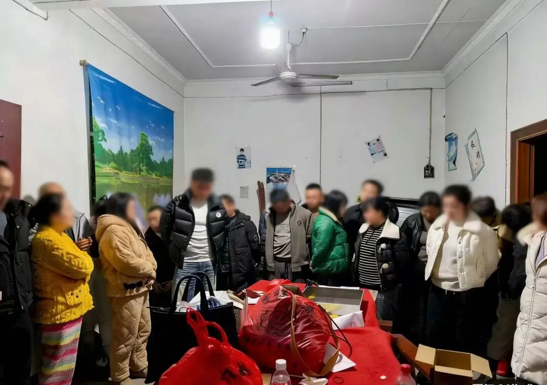 安庆警方深夜突袭赌博窝点，带走41人