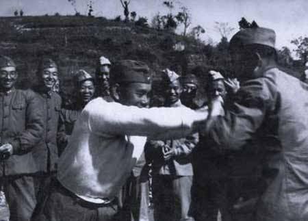 许世友回家探望年迈母亲，准备对自己的亲叔叔动手，母亲下跪苦苦哀求：往事还能不再追