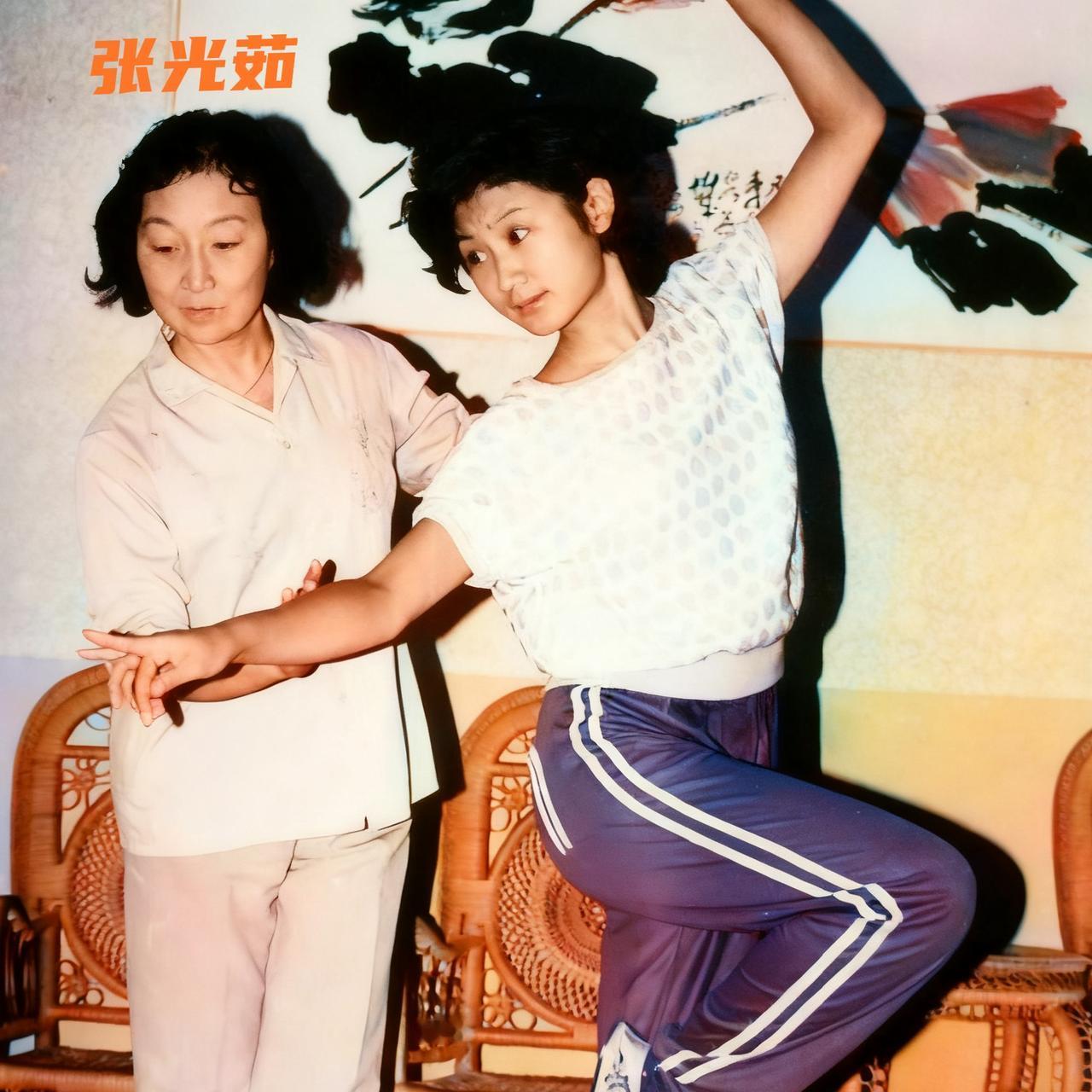 这位就是冯喆的遗孀，张光茹晚年的真实模样，此时的她正在指导徒弟练习舞蹈，照片中的