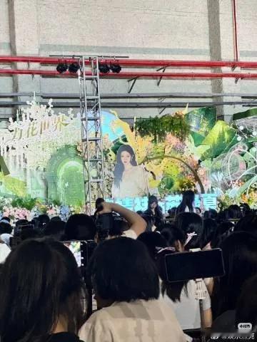 鞠婧祎万花世界开机应援 粉丝很给力 