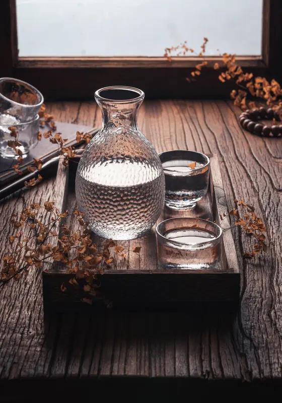 与相处舒服的人在一起，恰似沐浴在春风里，惬意非常。从前参加应酬聚会，面对一群并不