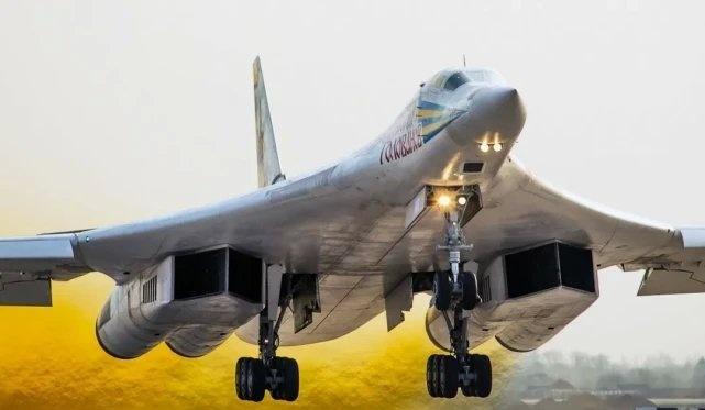 中国的轰-6K/N轰炸机，作战能力已经超过了俄罗斯的图-160轰炸机。

烽火问