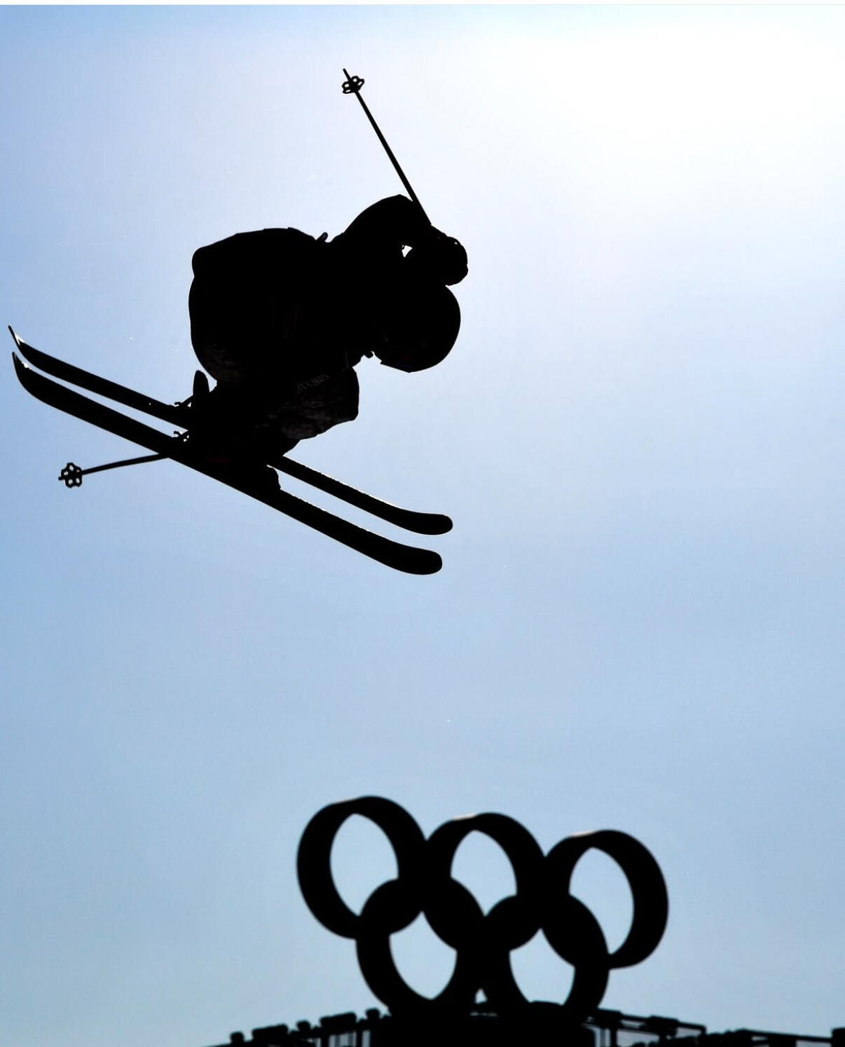 必须整个火锅滑雪！雪道旁摆上麻辣锅底，滑累了就涮毛肚，边炫技边干饭，这才是冬天该