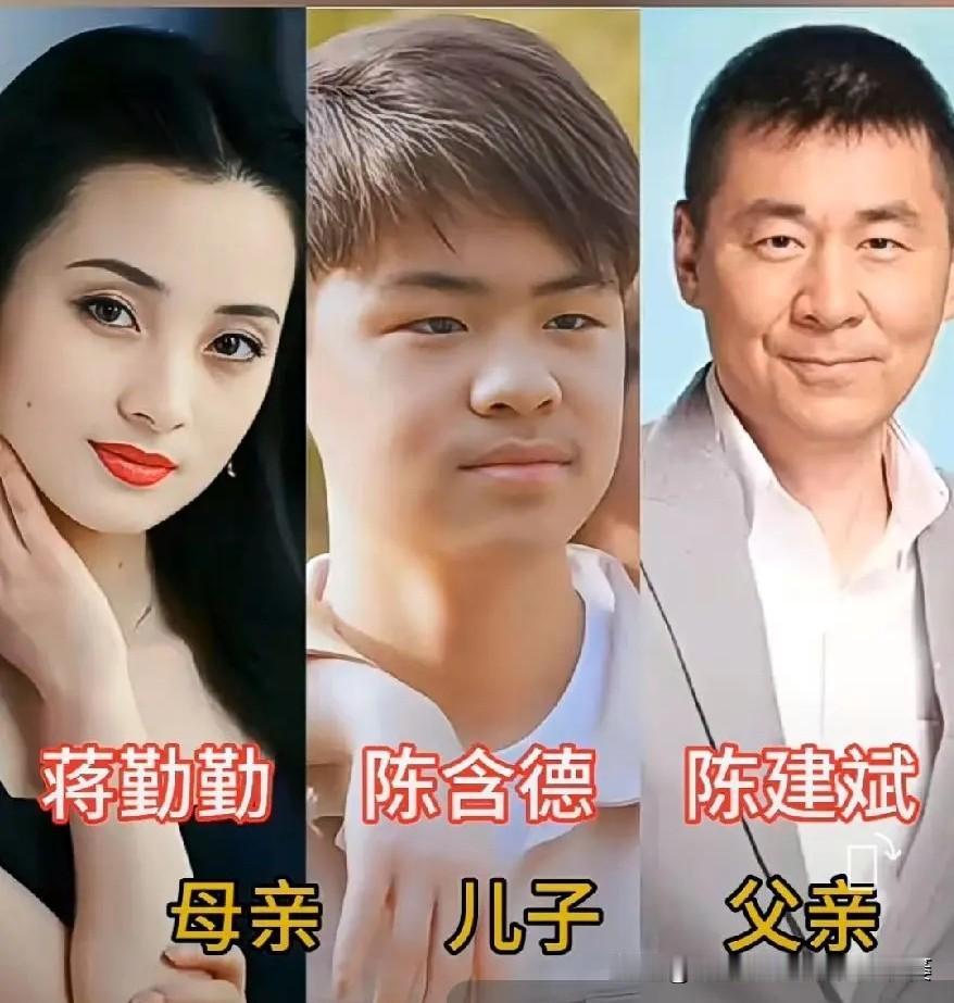 明星一家三口合照，幸福感满满
幸福的一家三口，满屏都是温柔与暖意。
眉眼之间有着