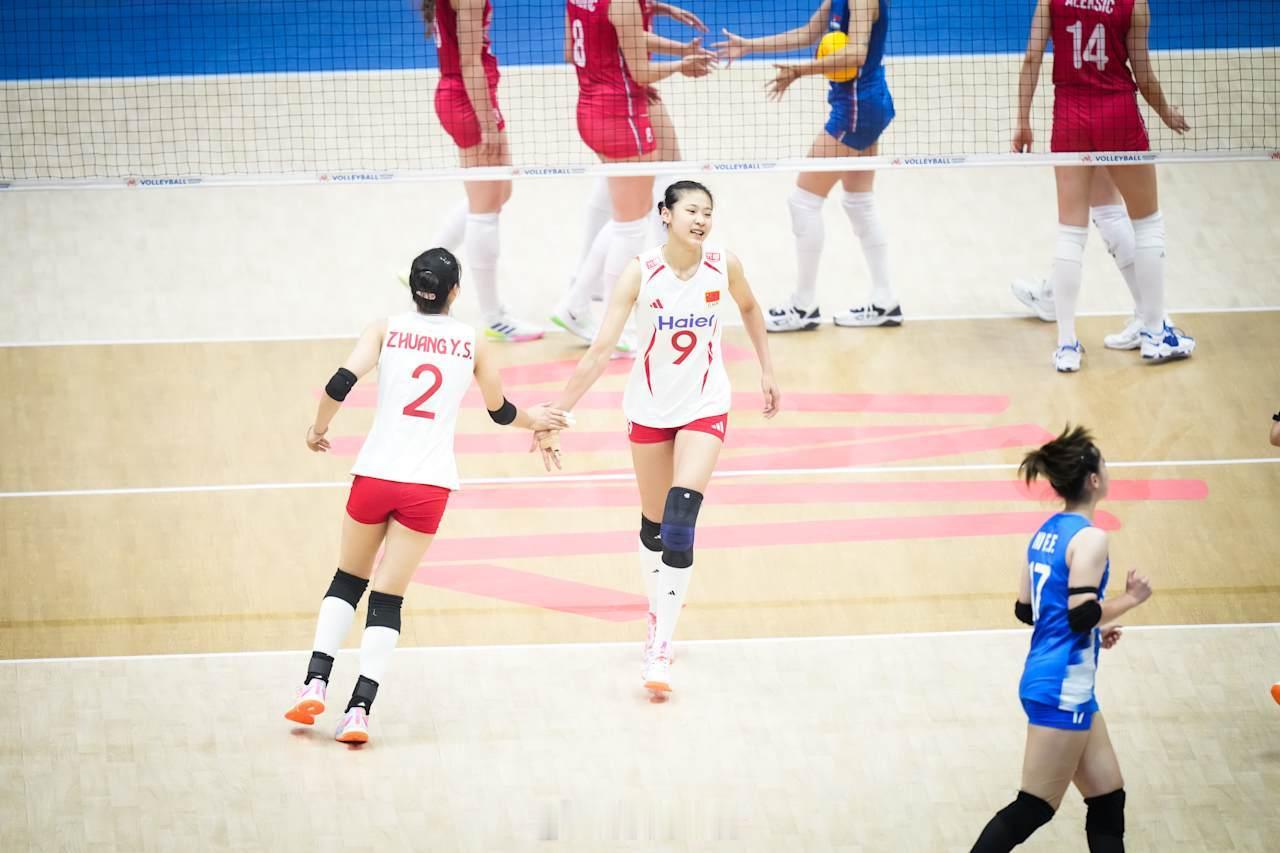 第三个25比21，中国女排3比0塞尔维亚女排，前半局有副攻和唐欣，后半程庄宇珊发