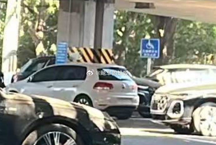 举报疯癫高尔夫那位网友，昨天用大疆在停车场门口等着拍员工这辆不挂牌子的晋A疯癫高