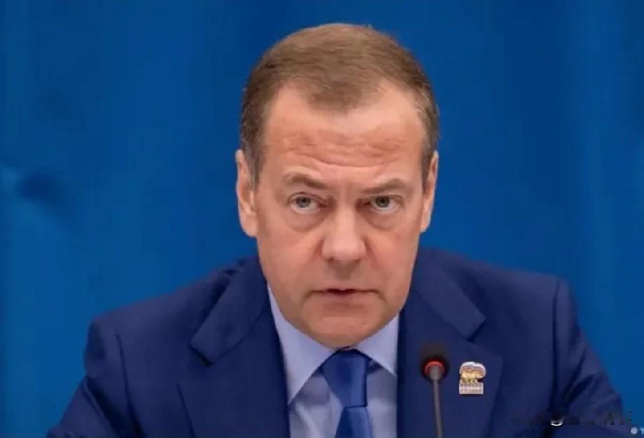 美国所谓“再次伟大”，核心是靠霸权手段牺牲盟友利益。为夺取格陵兰岛，美国宣布2月