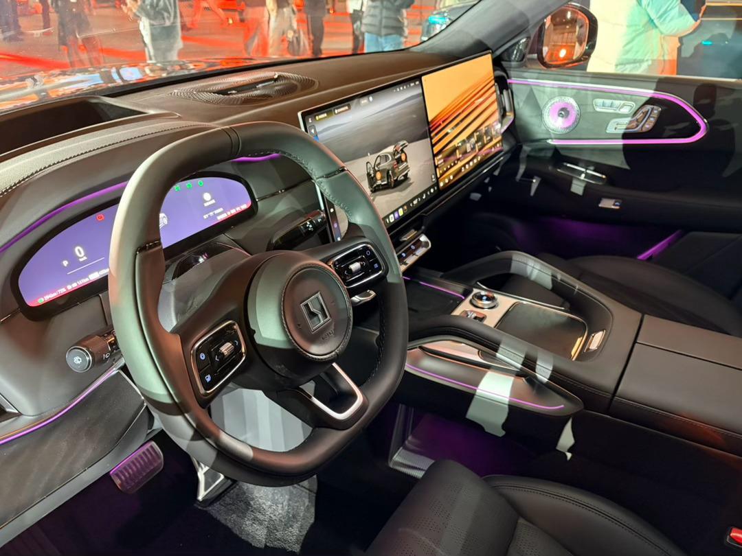 摸了摸会场外的极氪8X 质感确实豪华 极氪8X新公路之王 上海·张江科学会堂