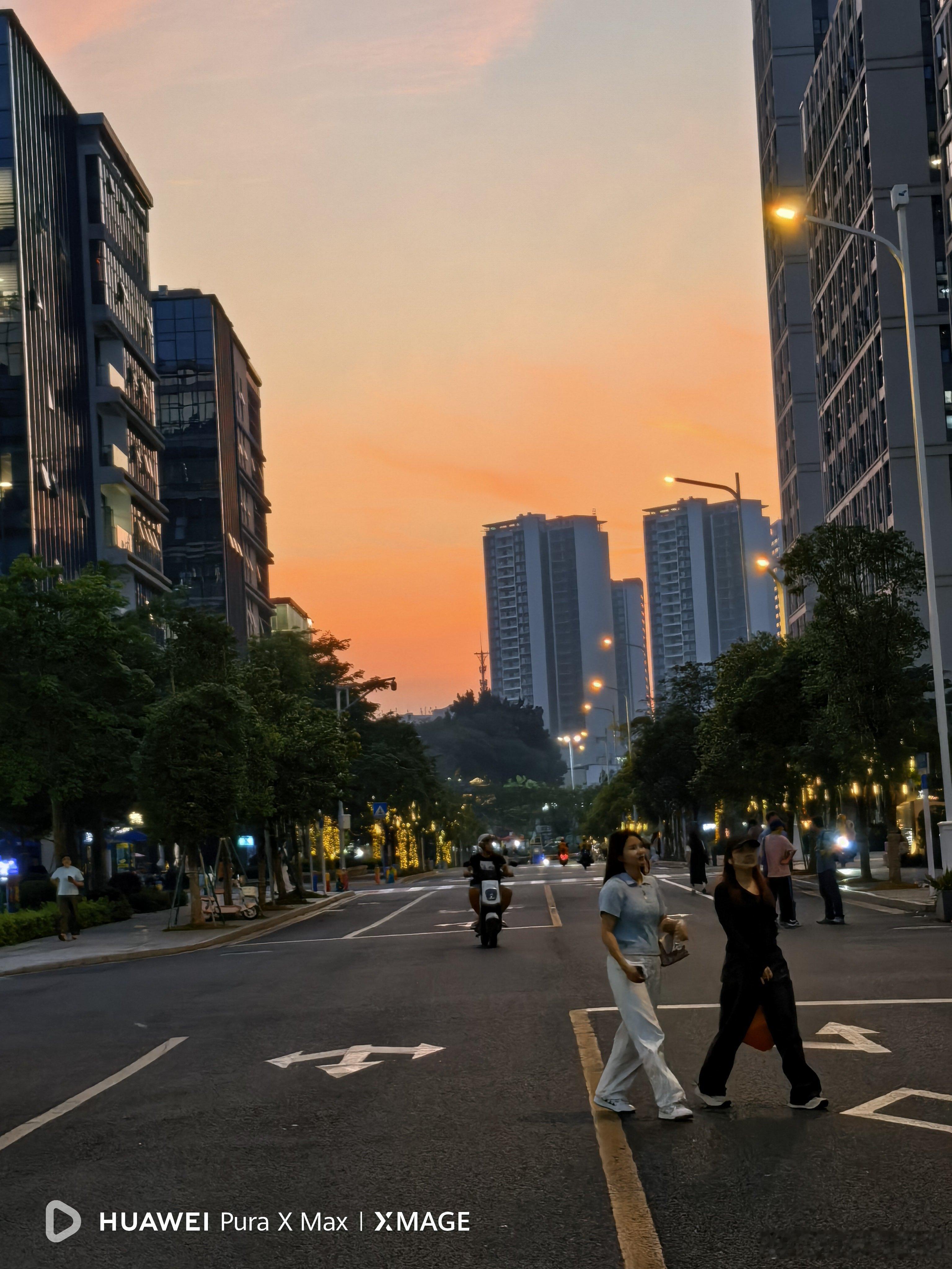今晚遛娃，随手拍，华为PuraX Max拍照水平跟次旗舰基本相当！ 