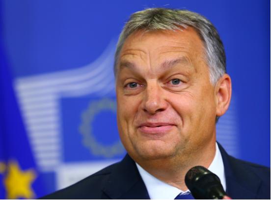 一边掐着输油管道故意拿捏邻国，说好了开管道又反复爽约，一边直接对着别国总理放军事